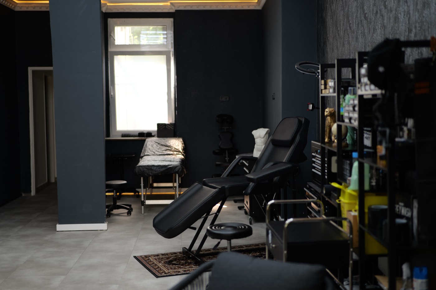 Arbeitsplatz mit Tätowierliege im RAW Tattoo Studio Dortmund-Wickede