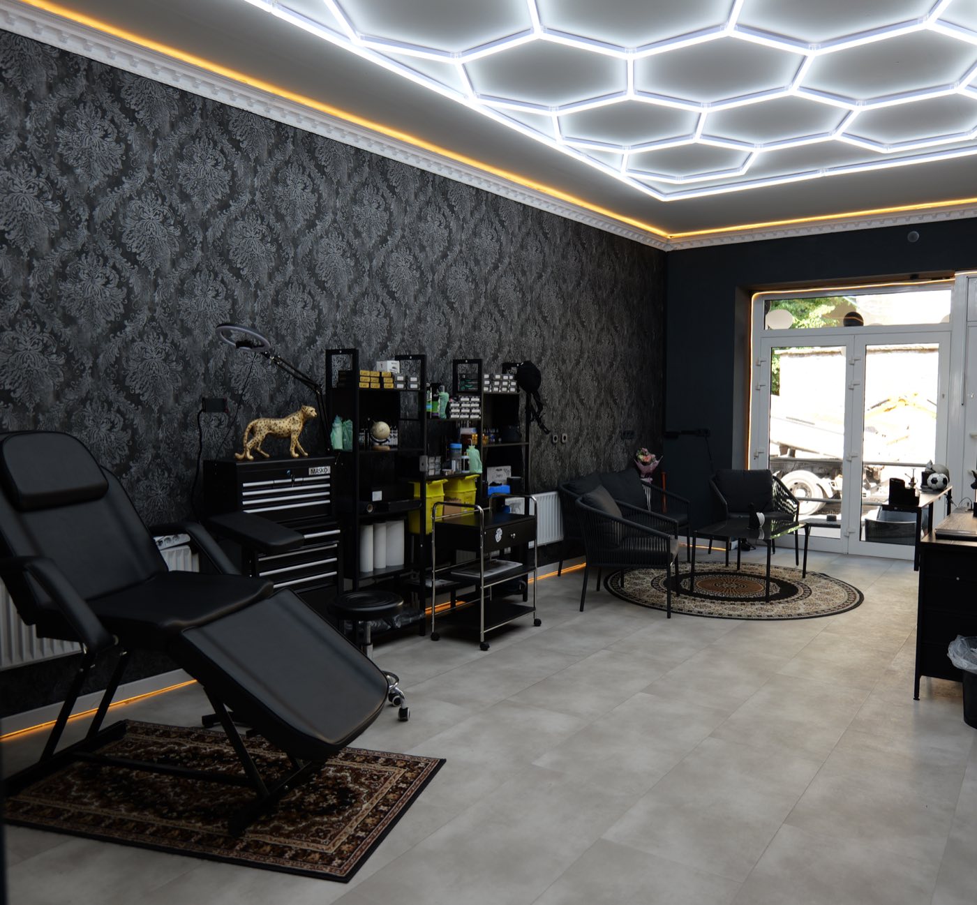 Behandlungsraum des RAW Tattoo Studios in Dortmund mit Tätowierliege, Arbeitsstation und Sitzecke