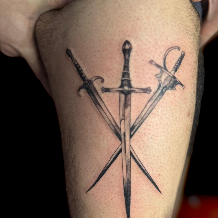 Blackwork Tattoo — gekreuzte Schwerter am Oberschenkel, gestochen im RAW STUDIO Dortmund