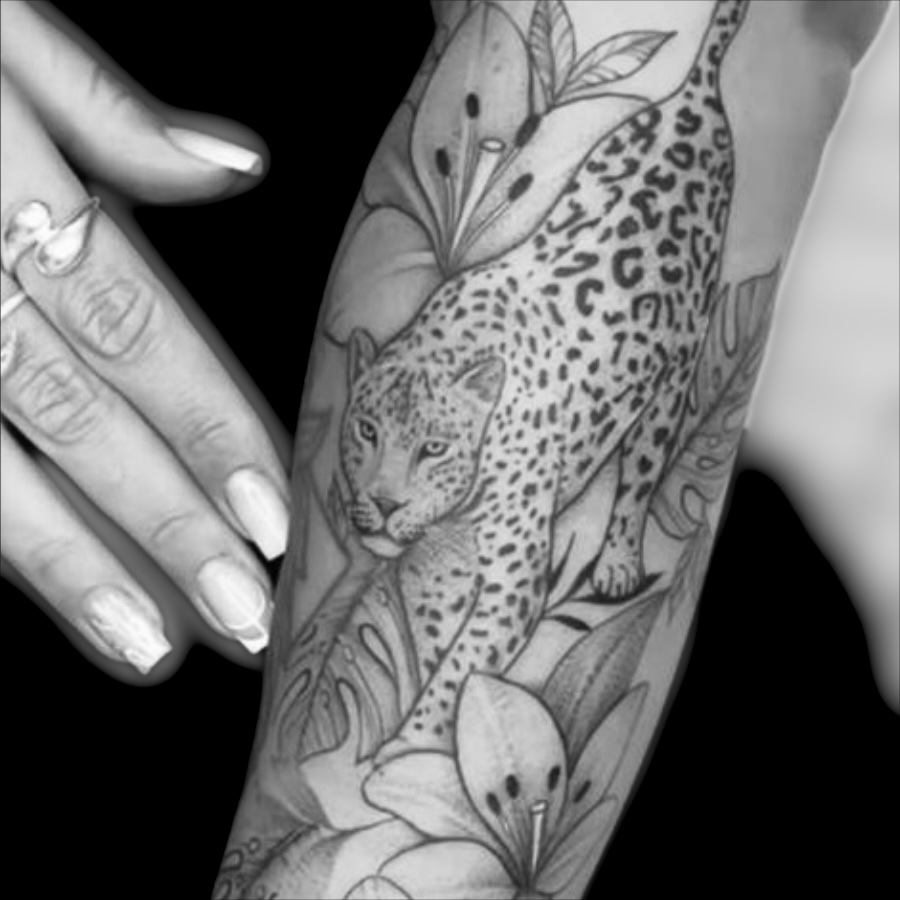 Fineline Tattoo — Leopard mit Lilien am Unterarm, RAW STUDIO Dortmund